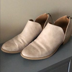 Qupid size 7.5 taupe ankle boots